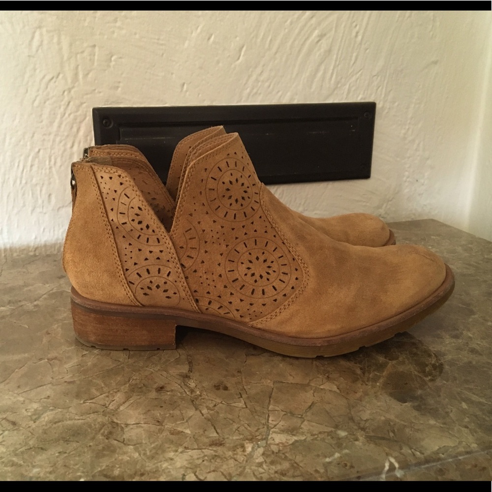Sofft Suede Booties Perforated Design Sz 9